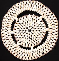 Kagylóházas alátét, egy helyen kis szakadással, d:24 cm