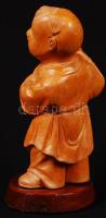 Faragott kínai cintányéros figura, fa, m:10 cm