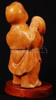 Faragott kínai cintányéros figura, fa, m:10 cm