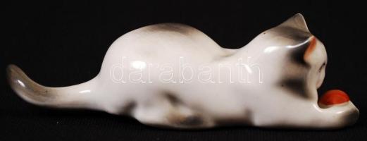 Zsolnay gombolyaggal játszó cica, hibátlan, jelzett, h: 12 cm