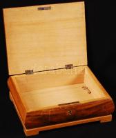 Régi asztali fa doboz, kulccsal, karcos, 21×17 cm