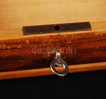 Régi asztali fa doboz, kulccsal, karcos, 21×17 cm