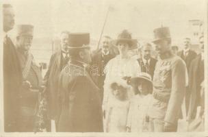 1918 Pozsony, IV. Károly és Zita látogatása; a király beszélget egy vasutassal / royal visit