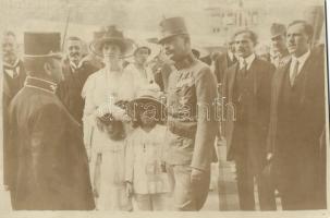 1918 Pozsony, IV. Károly és Zita látogatása; a király beszélget egy vasutassal / royal visit