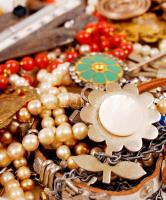 Zacskónyi bizsu tétel, nyakláncokkal, gombokkal, stb