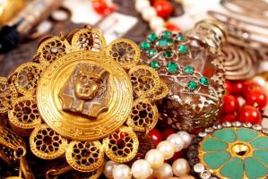 Zacskónyi bizsu tétel, nyakláncokkal, gombokkal, stb