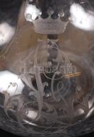 Gravírozott családi címeres üveg kiöntő dugóval, hibátlan, m: 25 cm, dugóval: 33 cm