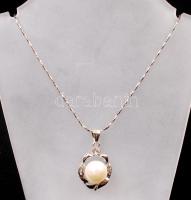 Ezüst színű gyönggyel díszített függő láncon / pearl pendant with necklace