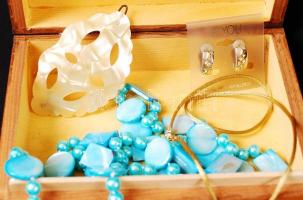 Díszített fa doboz, benne bizsu ékszerekkel (nyaklánc, klipsz, hajcsat stb.), kis karácsonyi műfenyő...