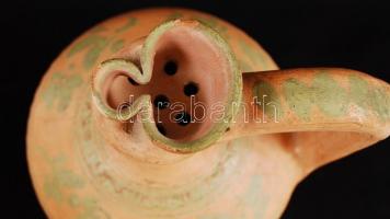 1947 "KM" jelzéssel népi kerámia köcsög, lepattanásokkal, m: 24 cm