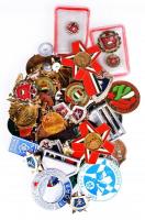 58db-os vegyes, szocialista jelvény, közte "Szocialista Brigád", "A Magyar Népköztárs...