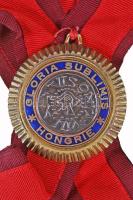 1976- "Gloria Sublimis Hongrie - Visonta Villa" gyöngyösi borrend aranyozott, zománcozott jelvénye nyakszalaggal (63mm) T:2 Hungary 1976- "Gloria Sublimis Hongrie - Visonta Villa" gilt, enamelled badge of Wine Order of Gyöngyös with neck ribbon (63mm) C:XF