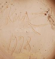 Kun Éva (1948-): Függöny között. Raku kerámia, kézzel festett, jelzett, kisebb repedéssel, 37×37  cm