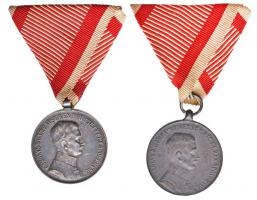 1917. "Ezüst Vitézségi Érem II. osztálya" Ag kitüntetés peremen "A" jelzéssel, mellszalaggal. Szign.: Kautsch + "Károly Ezüst Vitézségi Érem II. osztálya" hadifém változat mellszalagon T:2,2-  Hungary 1917. "Silver Gallantry Medal, IInd Class" Ag decoration, "A" hallmark on the edge, with ribbon. Sign.: Kautsch + "Silver Gallantry Medal, IInd Class" war metal variant with ribbon C:XF,VF NMK 306.