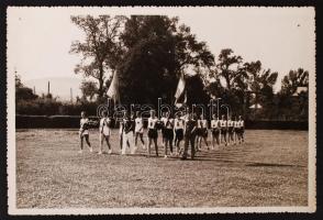 cca 1936 Magyar női atléták próbálnak a berlini olimpiára a Margit szigeten 16x12 cm