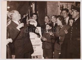 cca 1940 Maurice Chevalier felavatja a Chanson otthont Keystone photo. /  Maurice Chevalier inaugurates the Chanson home  16x12 cm