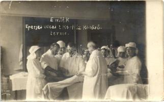 Kolozsvár, Eperjes utcai tiszti kórház, kötöző terem / hospital, ward, interior, doctors and nurses photo (EK)