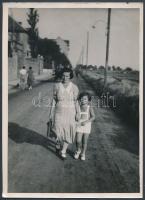 cca 1934 Kinszki Imre (1901-1945): Gáborka 4 éves és kilenc hónapos, jelzetlen vintage fotó, a szerző hagyatékából, 18x13 cm