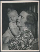 1934. szeptember, Kinszki Imre (1901-1945): Juditka 4 hónapos, jelzetlen vintage fotó, a szerző hagyatékából, 17x13 cm
