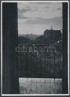 cca 1930-1935 Kinszki Imre (1901-1945): Zuglói látkép az erkélyen át, pecséttel jelzett vintage fotóművészeti alkotás, 18x13 cm