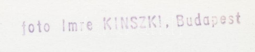 cca 1930-1935 Kinszki Imre (1901-1945): Fészek a cégtábla mögött, pecséttel jelzett vintage fotó, 16...