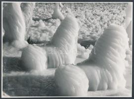 cca 1950-1960 Krisch Béla (Kecskemét): Jégsüvegek, pecséttel jelzett vintage fotó, a helyszín nincs jelölve, de valószínűsíthető, hogy a Balaton partján készült, 18x24 cm