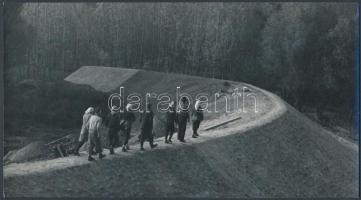 cca 1960 Dezső Pál (Kecskemét): Gátépítők a munka után hazafelé, feliratozott vintage fotóművészeti alkotás a szerző hagyatékából, 13x23 cm