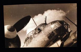 1944 Katonai fotó, Harci repülőgép géppuskákkal felszerelve, 10x16 cm / 1944 Military airplane, photo, 10x16 cm