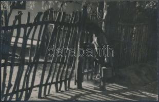 cca 1930-1936 Gaál Margit (1913-1999): Kertajtóban, jelzetlen vintage fotó, a szerző hagyatékából, 12x18 cm