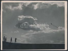 cca 1940 Dulovits Jenő (1903-1972): Sárkányeregetők, pecséttel jelzett vintage fotóművészeti alkotás, 9x12 cm