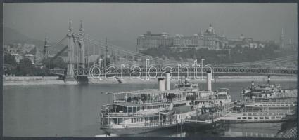 cca 1940 Járai Rudolf (1913-1993): Budapest, dunai látkép a régi Erzsébet híddal, hajó kikötővel, pecséttel jelzett és aláírt  vintage fotó, 17x8 cm