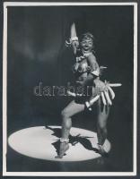 cca 1970 Medveczky Ilona táncosnő, Josephine Baker után szabadon, 12x9 cm