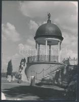 cca 1930-1940 Korschelt Miklós (1900-1982): Budapest, Bodor kút a Margitszigeten, pecséttel jelzett, feliratozott  vintage fotó, 14x11 cm