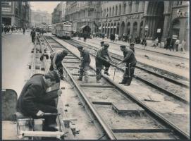 1968 Budapest, a villamos sínek cseréje a Rákóczi úton, a Blaha Lujza tér és a Keleti pályaudvar között, 18x24 cm