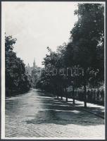 1936 Sevcsik Jenő(1899-1996): Budapest kilátás a várra a Lövőház utcából, aláírt, feliratozott vintage fotó, 24x18 cm