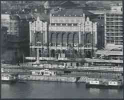 cca 1967-1968 Budapest, a Duna Intercontinental Szálloda építése, a takaró épület bontása és a Pesti...