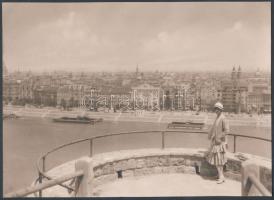 cca 1930 Pesti panoráma a Gellért-hegyről, a Dunára telepített két fürdőházzal, 17x23 cm