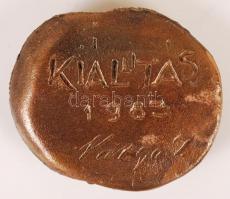 Varga Imre (1923-): Minos, kiállítás 1983. Bronz plakett, jelzett, szélén reszelés nyomok, 4,5×5 cm
