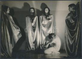 cca 1930-1940 Szentpál Olga tánccsoportjának misztikus színpadi  jelenete, jelzetlen vintage fotó a Szentpál iskola archívumából, 17x23,5 cm