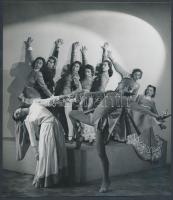 cca 1930-1940 Leichtner Erzsébet vintage fotója Szentpál Olga tánccsoportjának tagjairól, pecséttel jelzett, a Szentpál iskola archívumából, 20x17 cm