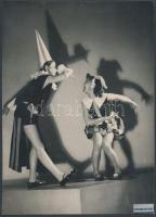 cca 1930-1940 Leichtner Erzsébet vintage fotója Szentpál Olga gyermek tánccsoportjának tagjairól, matricával jelzett, a Szentpál iskola archívumából, 23x17 cm