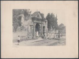 1930 Dr. Kovács Emil: Szigligeti temető bejárata, feliratozott vintage fotó, rézkarc utánzatú, ún. művészfólián keresztül készült nagyítás, képméret 11x16 cm, papírméret 18x24 cm