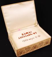 1933 Római zarándokút. Az Országos Katholikus Szövetség szervezésében lezajlott út fénykép dokumentációja. 56 kemény táblán (31x23 cm) kb 250 feliratozott fotó. A déli pályaudvari indulástól. Főleg olasz városképek. Rendkívül igényes hímzett, selyembélésű fényképtartóban. Jó állapotban /  1933 Pilgrimage to Roma. 250 Italy town view photos in exclusive silk holder.