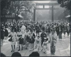 cca 1968 Japán, életkép a vasárnap délutáni forgatagról, 20x25 cm / cca 1968 Sunday afternoon in Japan, 20x25 cm