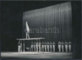 cca 1950-1960 Komlós Tibor (Magyar Foto): Tornászok vizsga gyakorlata a Testnevelési Főiskolán, pecséttel jelzett sportfotó, 13x18 cm