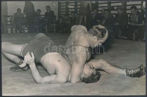 cca 1960 Dózsa SE országos birkózó verseny, Sólyom csípődobással győz Sólyom ellen, feliratozott sportfotó, felületén törésvonal, 11x17 cm