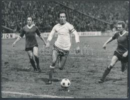 1982 Németh Ferenc (MTI): Nyilasi Tibor kapura tör a Ferencváros &#8211; Pécs MSC NB-I-es mérkőzésen, feliratozott sportfotó, 9x12 cm