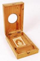 Régi fa fényképnézegető doboz nagyító lencsével, benne 1 db fotóval, 21x14x6 cm