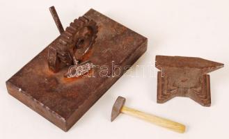 Mini kovács üllő, kalapács, fogaskerék kalapácsokkal, 5×10 cm