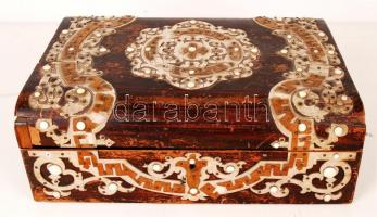 Gazdagon díszített antik asztali fa doboz, sérült, kulcs nélkül, 23×31 cm